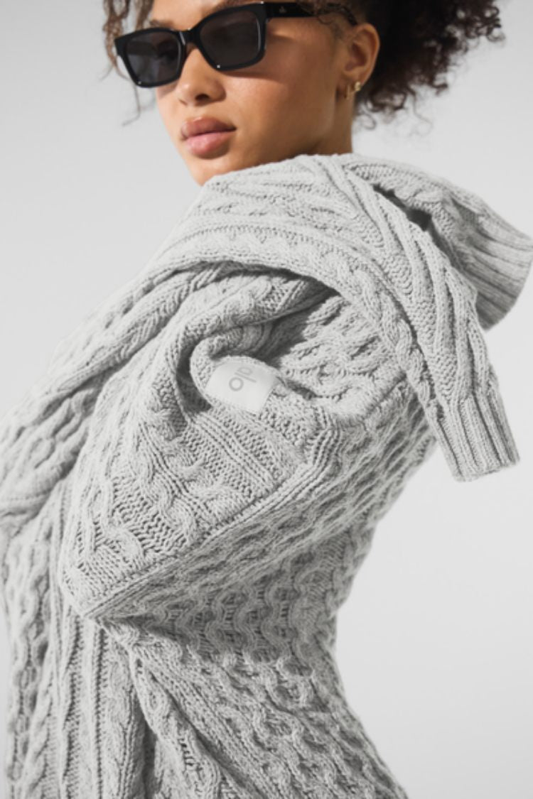 CABLE KNIT CREW NECK SWEATER